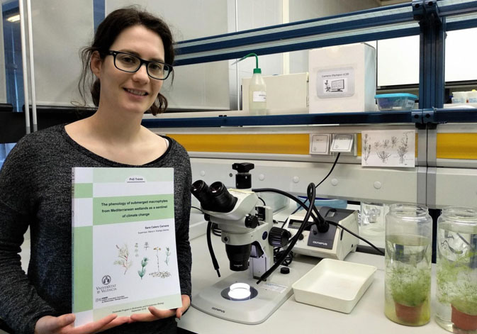 Sara Calero con un ejemplar de su tesis doctoral en el Instituto Cavanilles de Biodiversidad y Biología Evolutiva.
